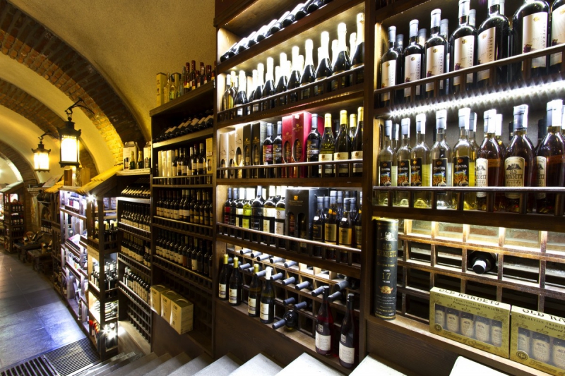 bar-CANNES-min_world_street_travel_shop_canon_georgia_wine_bottles-429767